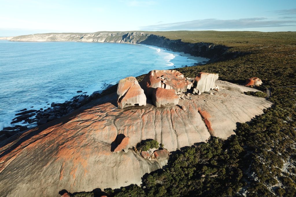 vue panoramique au-dessus de formations rocheuses (remarkable rocks) à Kangaroo island